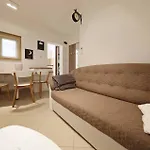 1 Bedroom Stunning In Apartment *