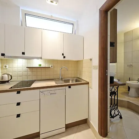 1 Bedroom Stunning In Appartement Bibinje