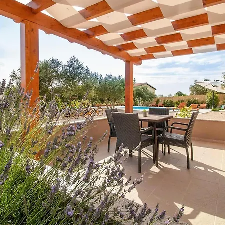 1 Bedroom Stunning In Appartement Bibinje